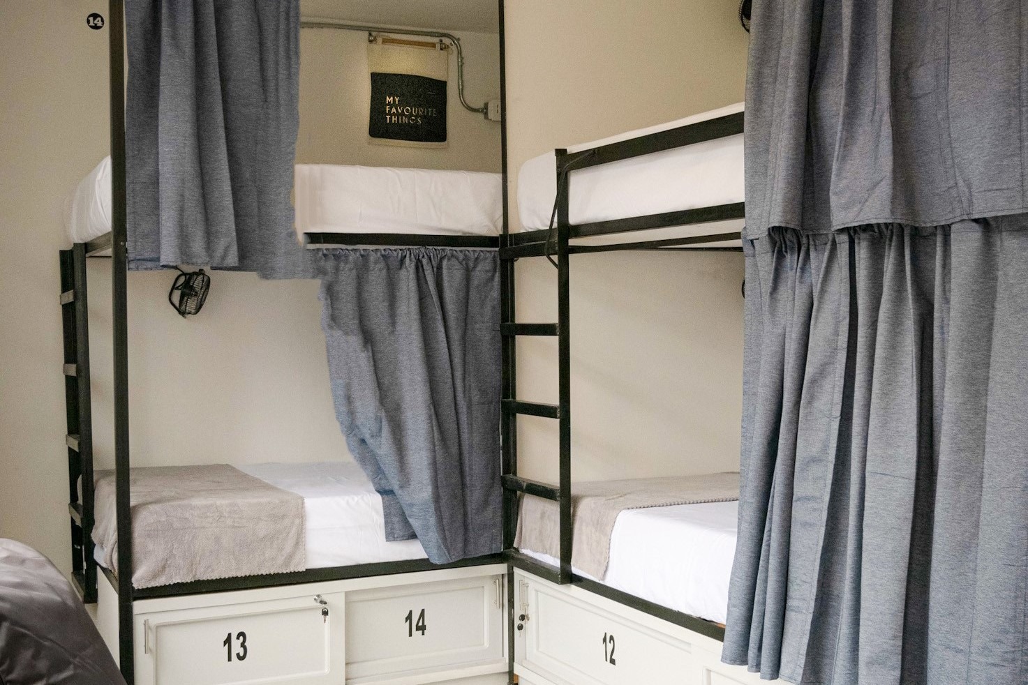 6 camas en dormitorios mixtos con baño privado del Hostal Pereira