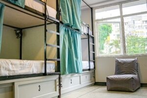 8 camas en dormitorios mixtos con baño privado del Hostal Pereira